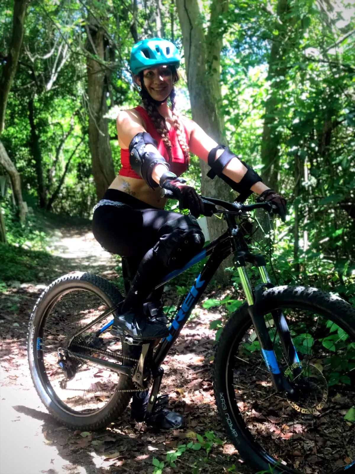 Andrea Herrera practicando ciclismo de montaña, movimiento y vida activa