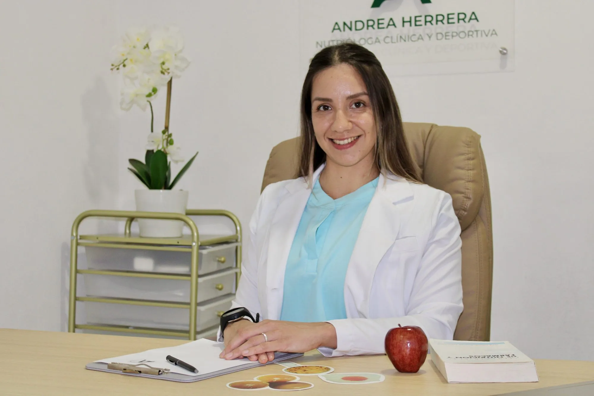 Andrea Herrera en su consultorio de nutrición en Cancún